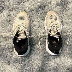 8.5 women’s under armour basketball sneakers
